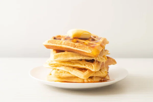 自制华夫饼堆放黄油 蜂蜜或枫树糖浆 — 图库照片