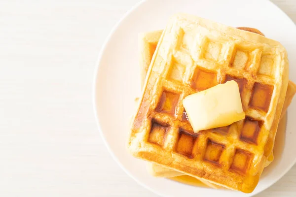 Hausgemachte Waffelstapel Mit Butter Und Honig Oder Ahornsirup — Stockfoto