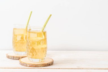 Ahşap arka planda buzlu limon suyu