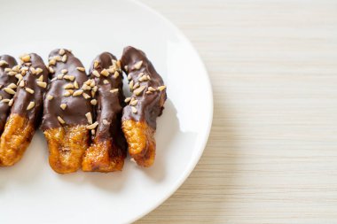 Güneş ışığı kurumuş muz çikolata kaplama veya muz soslu çikolata