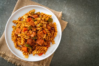 Jambon ve domates soslu kızarmış fusilli makarna.