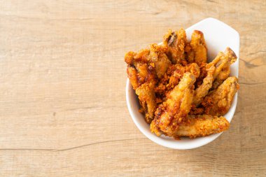 Beyaz kasede kızarmış tavuk kanadı.