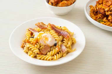 Carbonara fusilli makarna baharatlı pastırma - İtalyan yemeği tarzı.