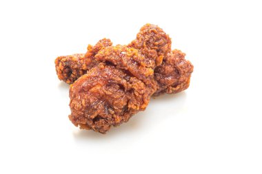 Beyaz arka planda, baharatlı Kore soslu kızarmış tavuk.