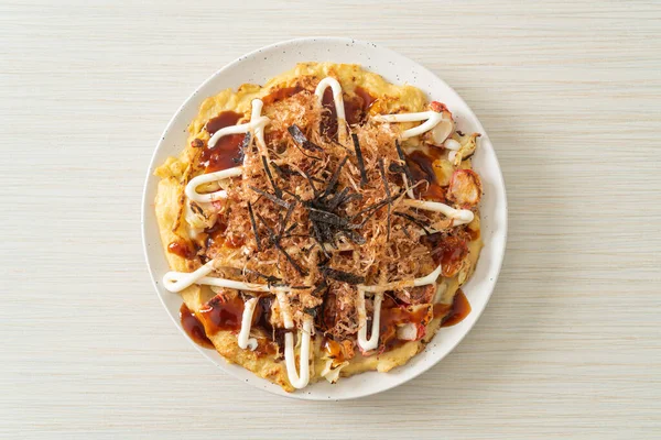 お好み焼き お好み焼き と呼ばれる日本の伝統的なピザ — ストック写真