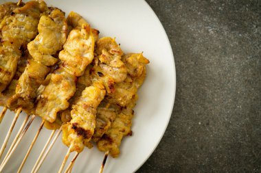 Fıstık soslu domuz eti turşusu salatalık dilimleri ve sirkeli soğan Asya yemeği tarzı.