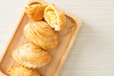 Körili puf böreği. Tahta tabakta doldurulmuş fasulye.