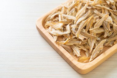 Kurutulmuş küçük çıtır balık.