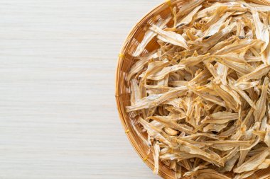 Kurutulmuş küçük çıtır balık.