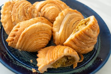 Körili börek, içi doldurulmuş tavuk.