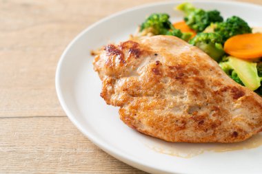 Beyaz tabakta sebzeli ızgara tavuk bifteği