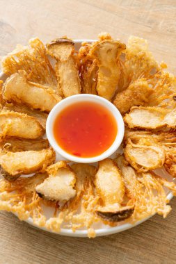 Kızarmış Enoki mantarı ve baharatlı soslu istiridye mantarı. Vejetaryen yemek tarzı.