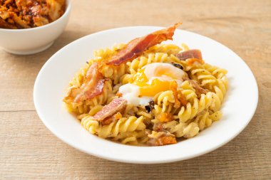 Carbonara fusilli makarna baharatlı pastırma - İtalyan yemeği tarzı.