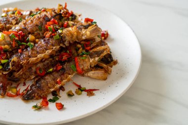 Kızarmış Mantid Karidesi ya da Acılı ve Tuzlu Kerevit Deniz Ürünleri Stili