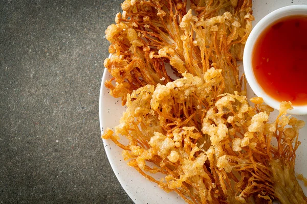 Kızarmış enoki mantarı ya da baharatlı soslu altın iğneli mantar - vejetaryen yemek tarzı.