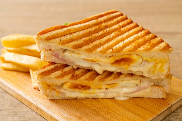 Sándwich Queso Jamón Con Huevo Patatas Fritas — Foto de Stock