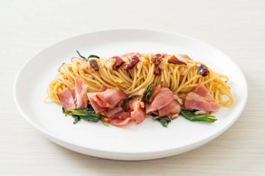 Kurutulmuş acı biber ve pastırmalı ev yapımı kızarmış spagetti.