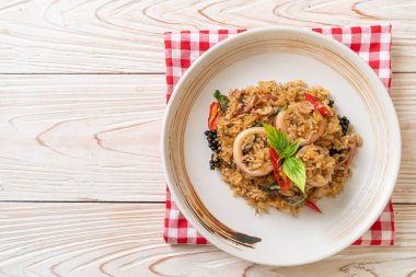 Ev yapımı Basil ve Baharatlı Bitki Kızarmış Pirinç Kalamar veya Ahtapot - Asya yemek tarzı