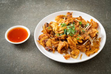 Yumurtalı kızarmış midye krepi - Tayland sokak yemeği tarzı