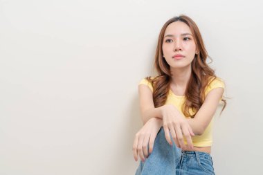 Portre güzel Asyalı kadın stresi, ciddi, endişe ya da şikayet