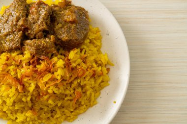 Biryani bifteği veya körili pilav ve sığır eti - Hint biryani 'sinin Tayland-Müslüman versiyonu, mis kokulu sarı pirinç ve sığır eti - Müslüman yemek tarzı