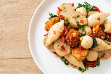 Baharatlı kızarmış balık köftesi ve şifalı otlar.