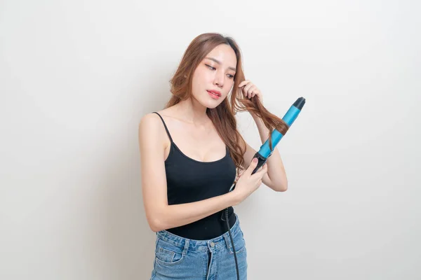 Potret Wanita Asia Yang Cantik Menggunakan Hair Curler Atau Curling — Stok Foto