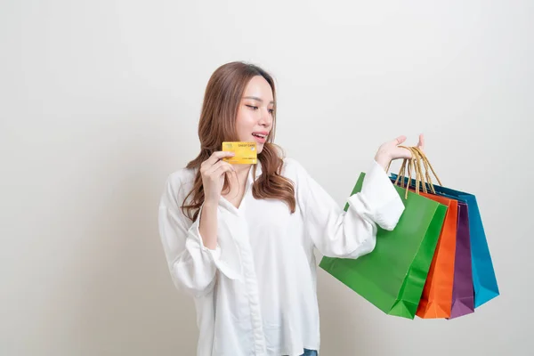 Retrato Bela Mulher Asiática Segurando Saco Compras Cartão Crédito Fundo — Fotografia de Stock