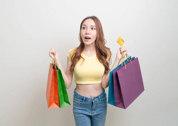 Retrato Bela Mulher Asiática Segurando Saco Compras Cartão Crédito Fundo — Fotografia de Stock