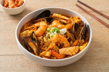 Jjamppong - Kore Deniz Ürünleri Erişte Çorbası - Kore yemek tarzı