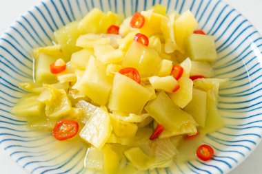 Baharatlı salata turşusu lahana ya da susam yağlı kereviz Asya yemeği tarzı.