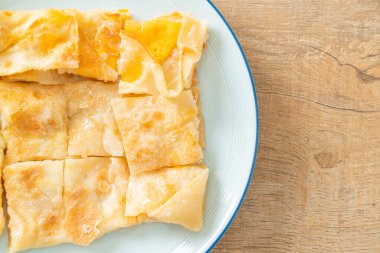 Yumurtalı kızarmış roti ve yoğunlaştırılmış süt.