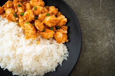 Sarımsaklı kızarmış karides ve pirinçli karides ezmesi.