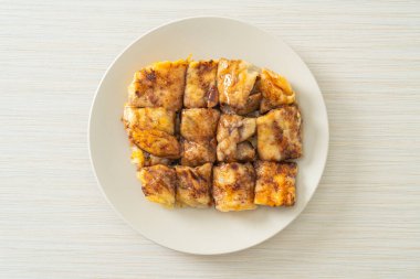 Yumurtalı, muzlu ve çikolatalı kızartma.