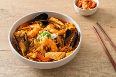 Jjamppong - Kore Deniz Ürünleri Erişte Çorbası - Kore yemek tarzı