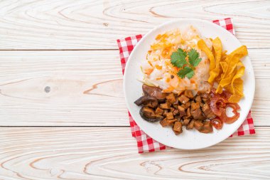 Çin usulü pilav, domuz eti ve soya soslu tofu Asya usulü.