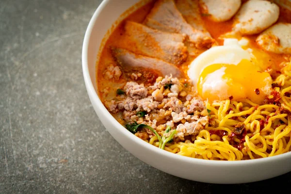 Baharatlı çorbada köfte ve domuz etli erişte mi yoksa Asya usulü Tom Yum Erişte mi?