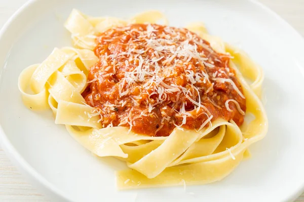 Makaron Bolognese Fettuccine Wieprzowy Serem Parmezan Włoski Styl Żywności — Zdjęcie stockowe