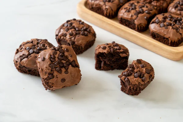 Pure Chocolade Brownies Met Chocolade Chips Bovenop — Stockfoto