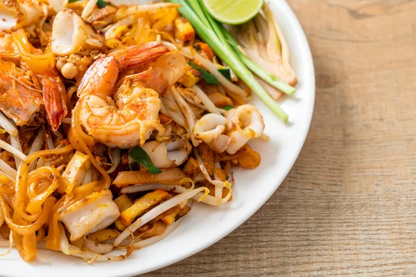 Pad Thai Seafood Revuelve Los Fideos Fritos Con Camarones Calamares — Foto de Stock
