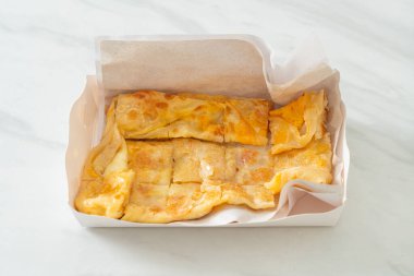 Yumurtalı kızarmış roti ve yoğunlaştırılmış süt.