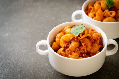 Domates soslu makarna ve kıymalı domuz eti, Amerikan usulü pirzola, Amerikan usulü gulaş.