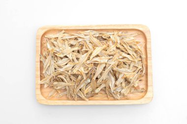 Beyaz arka planda izole edilmiş kuru ve çıtır çıtır fırın balığı.