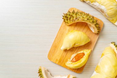 Durian olgun ve taze, durian kabuğu tahtada.