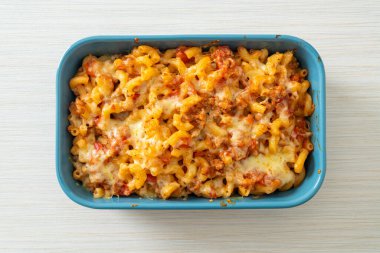 İtalyan usulü peynirli ev yapımı fırında makarna.