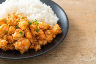 Sarımsaklı kızarmış karides ve pirinçli karides ezmesi.