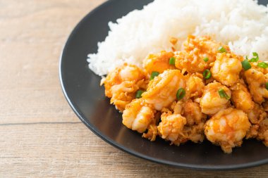 Sarımsaklı kızarmış karides ve pirinçli karides ezmesi.