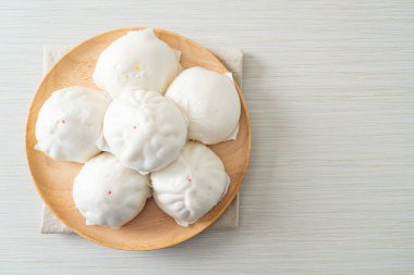 Tahta tabakta buğulanmış çörek Çin yemeği tarzı.