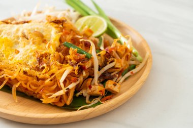 Pad Thai - Tayland usulü kızarmış erişte ve yumurta - Asya usulü