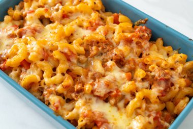 İtalyan usulü peynirli ev yapımı fırında makarna.